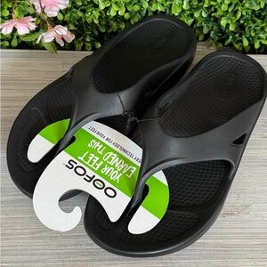 REASONABLE PRICE Recovery New Oofos thong sandals black size 43, M 10, W 12.
